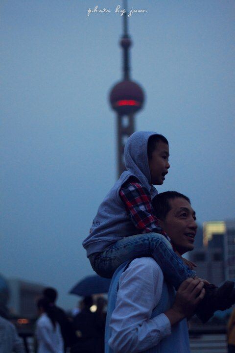 爸爸的肩膀<br />
熙熙攘攘的外滩，发现这平凡又温暖的瞬间，想起了自己的童年