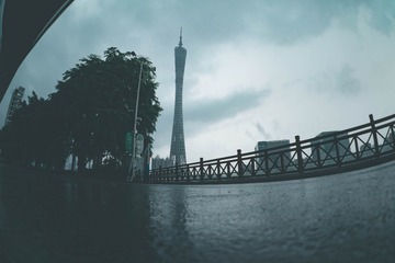 912889