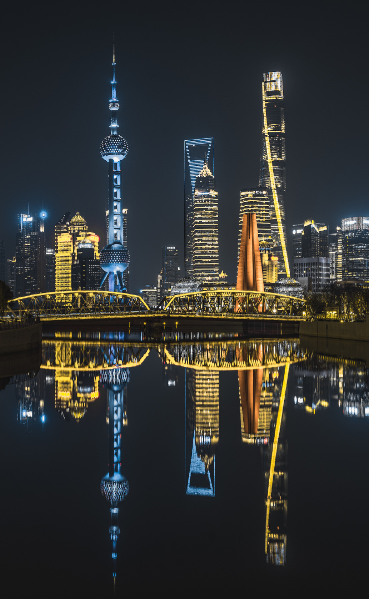 在上海拍摄城市风光,没有遇见什么很好的天气,只能拍摄一些城市夜景了