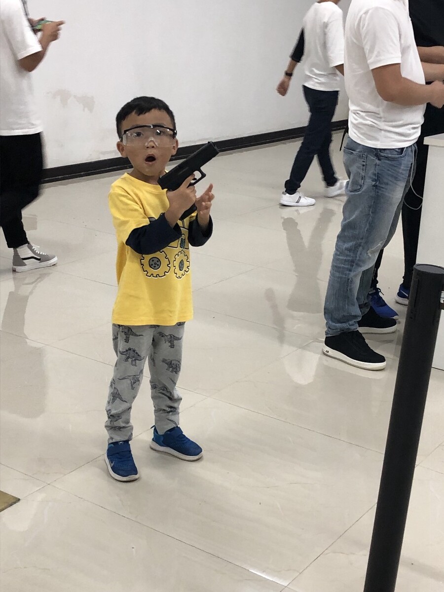 玩手枪魔术教学
