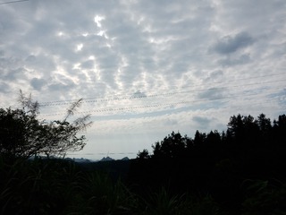 天空撕开了一个口子