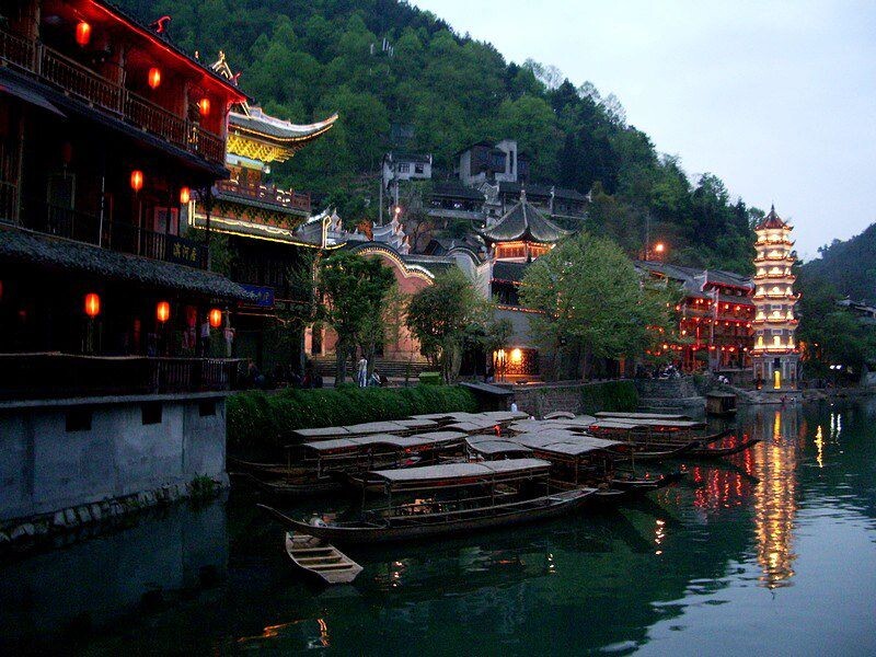 凤凰古城夜景<br />
凤凰古城夜景