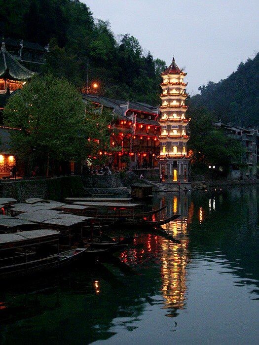 凤凰古城夜景<br />
凤凰古城夜景