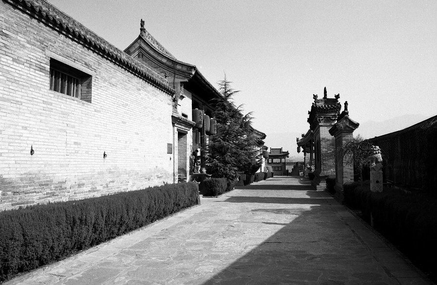 山西灵石王家大院<br />
Canon EOS50E<br />
Canon EF28-105/3.5-4.5 II USM<br />
Kodak 100负片