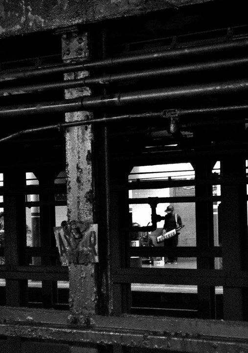 纽约<br />
地铁站里独自演奏的音乐家