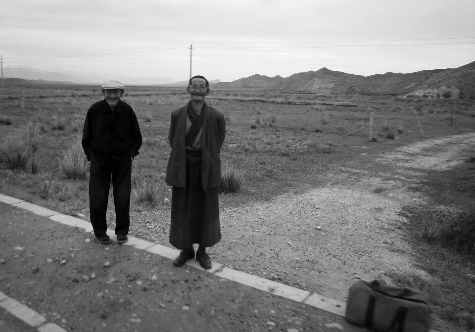 骑的时候抓拍的，西藏等车老人和蔼的笑容       <br />
