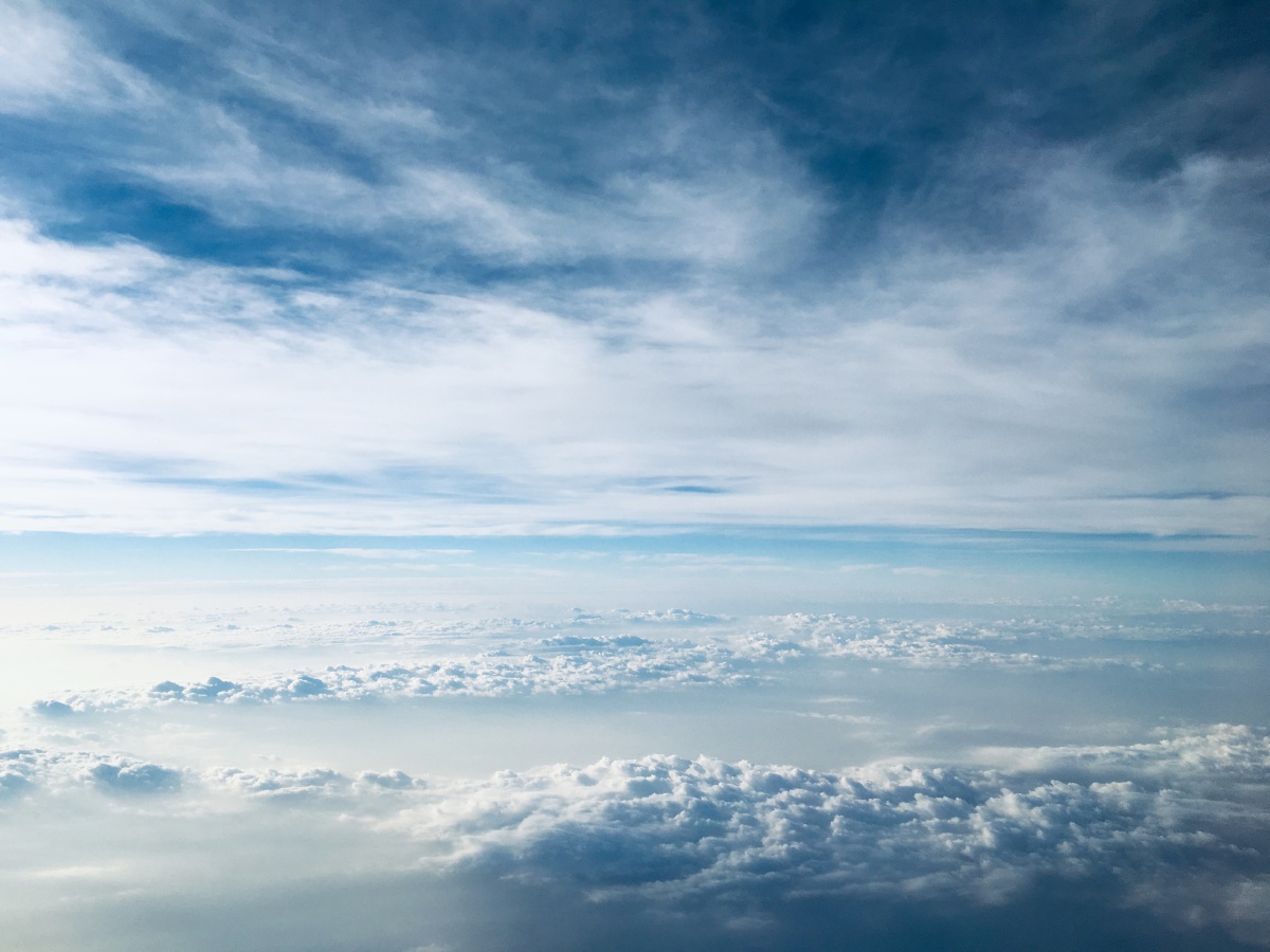 穿越云层拍出来的天空世界纯净到窒息