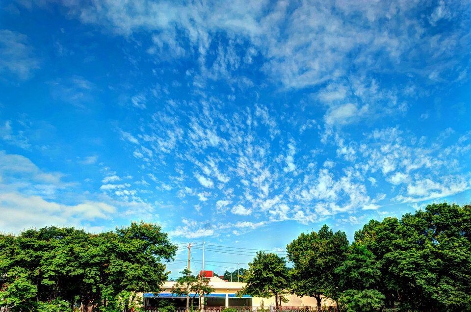 蓝天<br />
摄于青岛小西湖,包围曝光(-2,0,+2),3张照片合成HDR