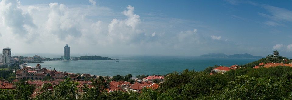 青岛汇泉湾全景<br />
摄于青岛八关山顶，远眺汇泉湾，6张拼接
