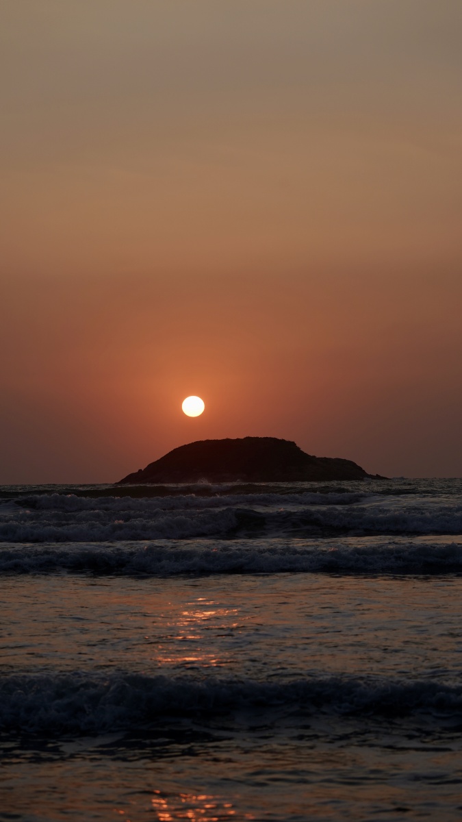 海平线上升起的红太阳