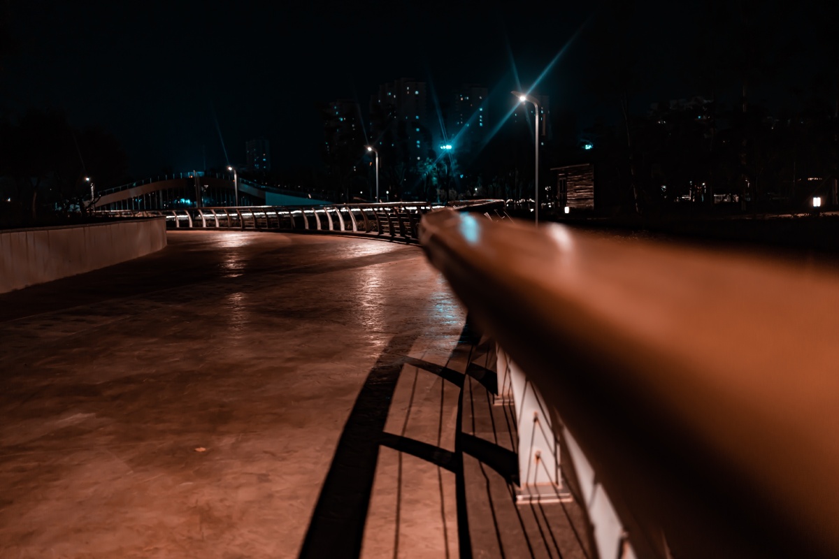 城市夜晚公园街拍夏天晚风