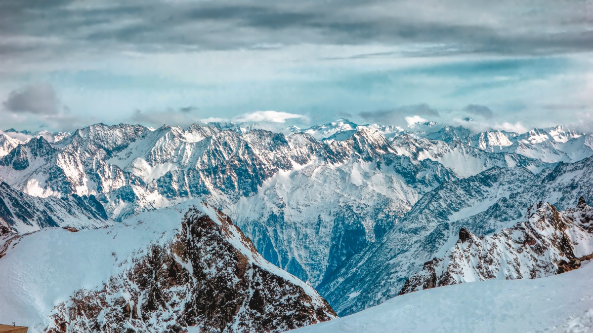 铁力士山登顶铁力士山环绕它的是连绵的山峰和冰川壮丽的阿尔卑斯山脉