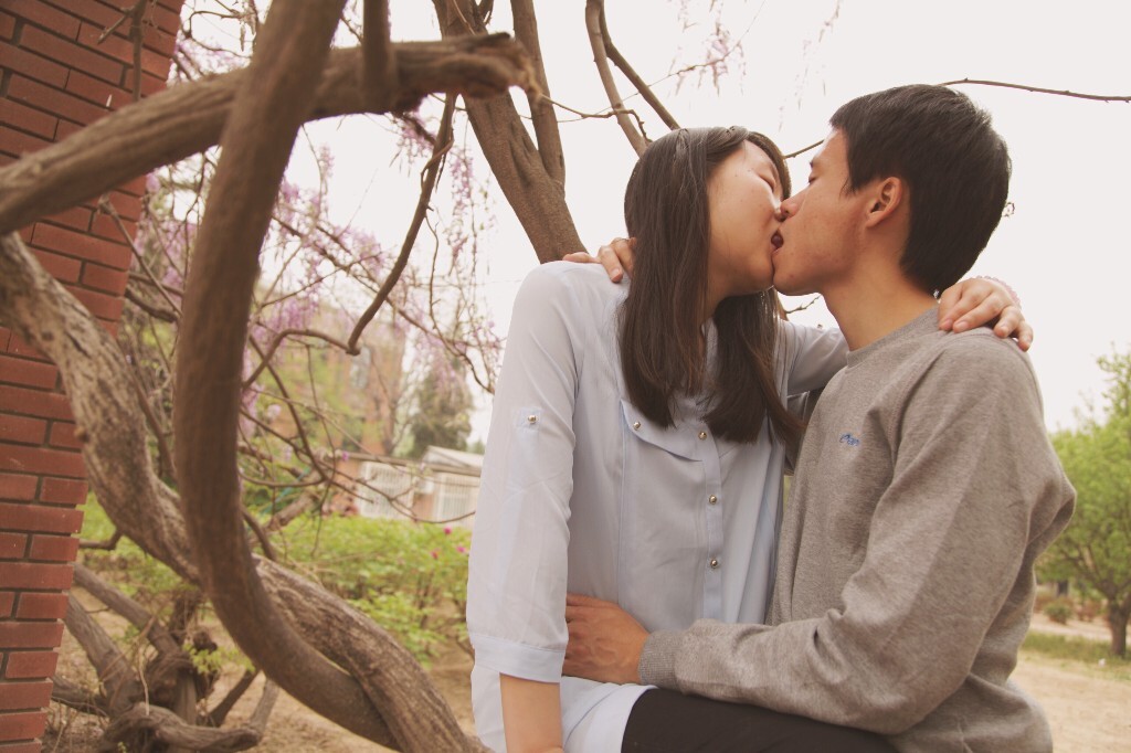 “4年后的今天,我们还像第一天相遇时那样珍惜着这段美丽的爱情,我们有了彼此,再也不孤单”