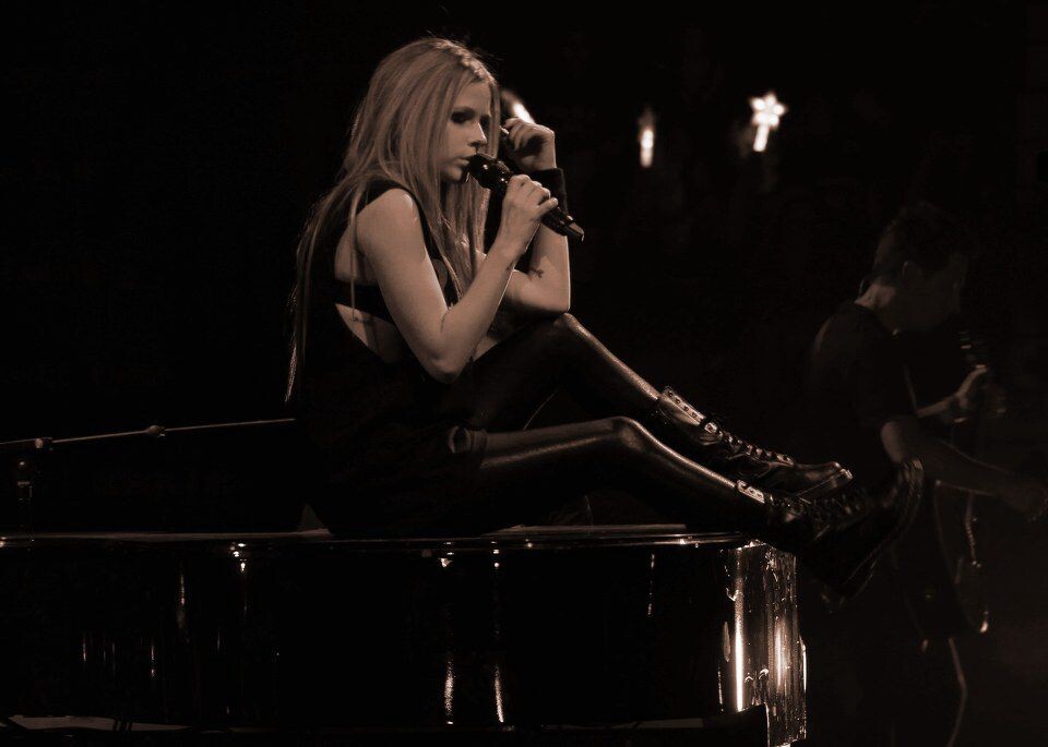 AVRIL<br />
2011 Avril Lavigne Regina Live