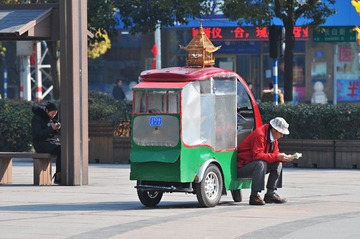 阳光下读书的老人