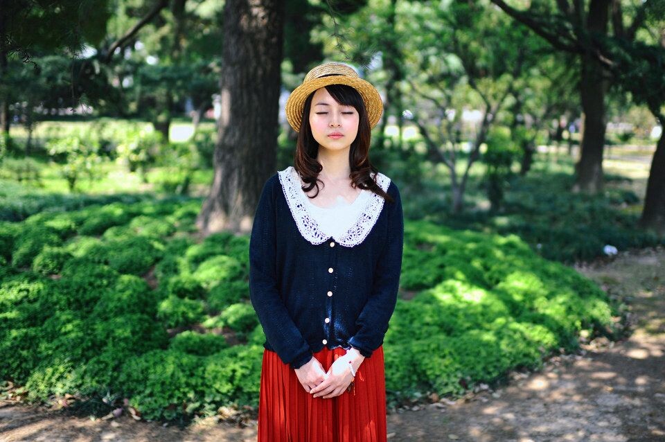 Maiden under a tree parasol<br />
