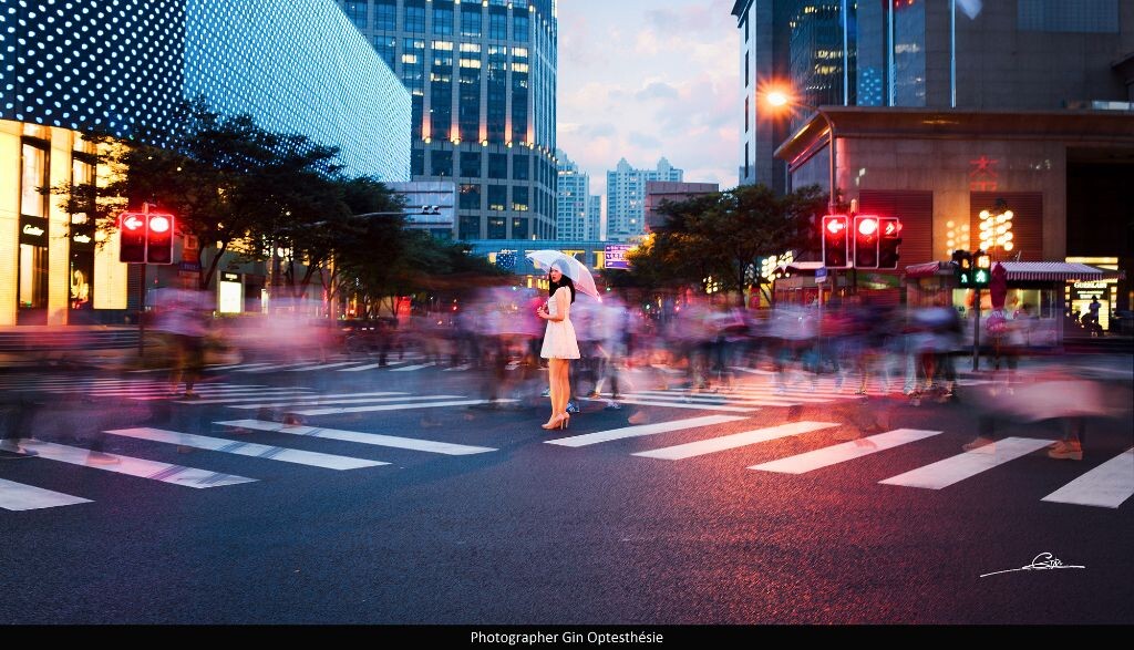 上海不像日本的城市，繁华路段鲜有“平交道”那种似有深意的动静对比路口。但我又想描绘这样一种感觉：“又来到这个港口，过尽千帆，用力张开双手，拥抱那么多起起落落，想念的却还是你望着我的眼波。”于是，便有了今年迄今为止最满意的一张订制人像客片。