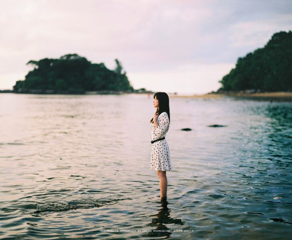 用踏在海水里的双脚预告夏天。