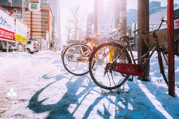 停在积雪地里的自行车，札幌，日本