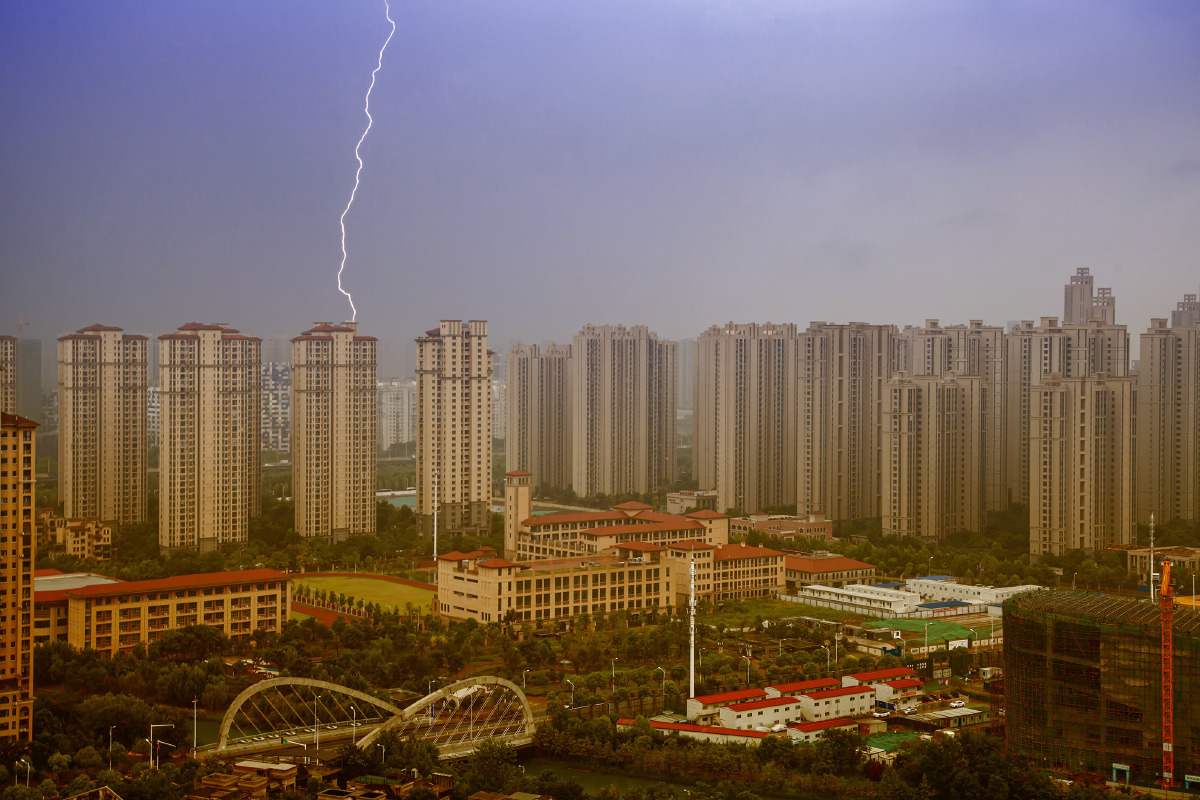 电闪雷鸣大风雨
