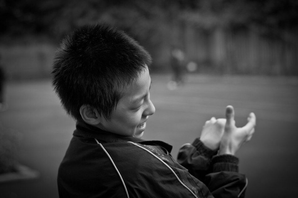 微笑的时候他总是喜欢吧嘴张的大大的