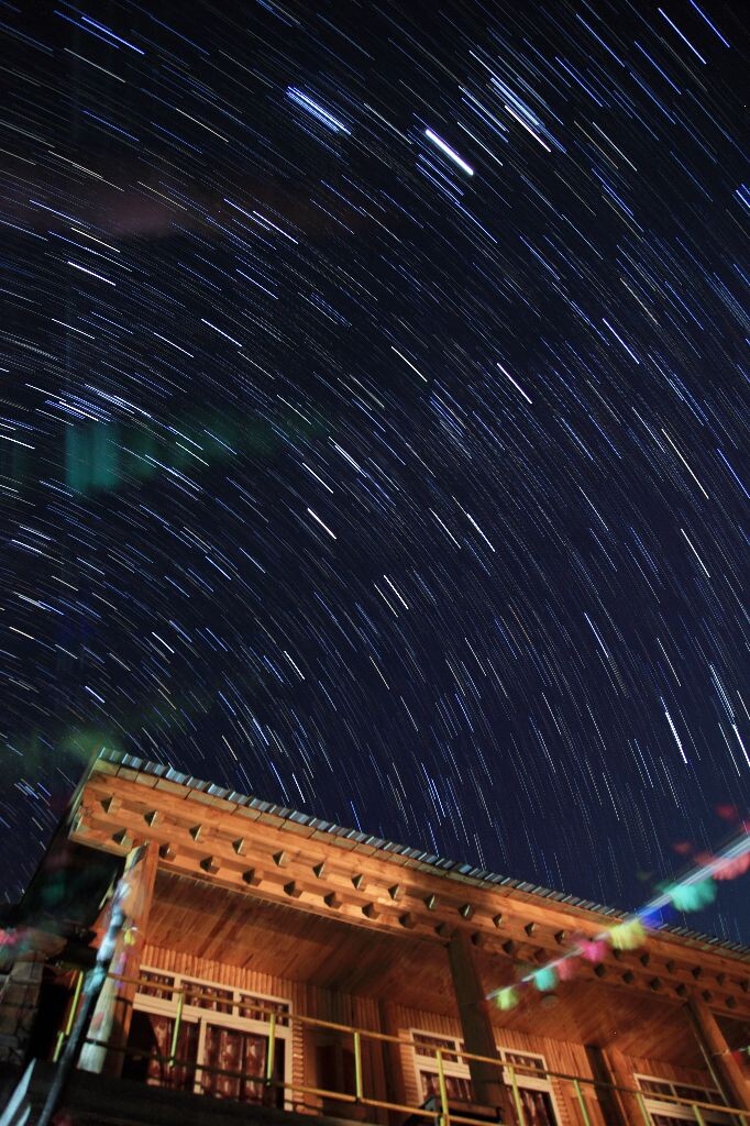 图中虚幻的东西是风马旗  随风动了 没办法 拍摄地在梅里下雨崩村的神瀑客栈院子里