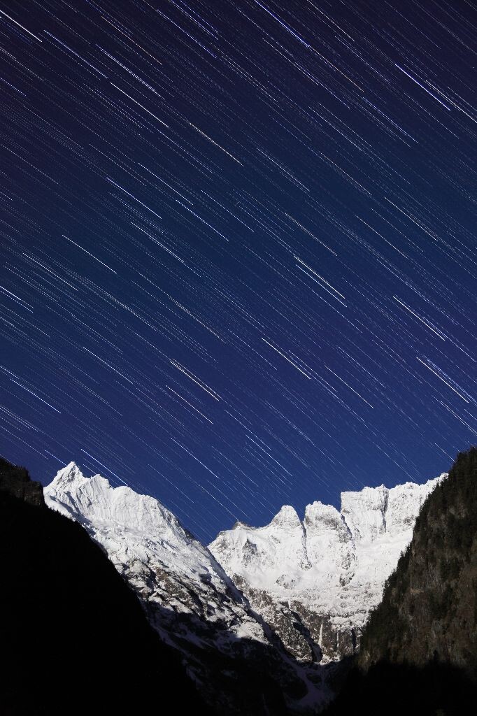 拍摄地在梅里下雨崩村的神瀑客栈二楼走廊上