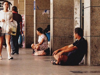 坐地上等着什么.jpg