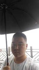 596824