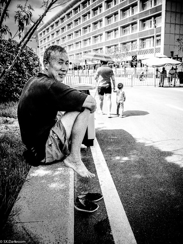 火车站等待老伴儿，悠然喜悦