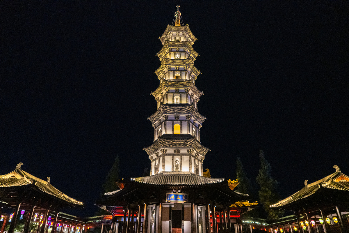 《夜色天王塔》天王塔,位于中国浙江省衢州市区天皇巷.天王塔高35米,