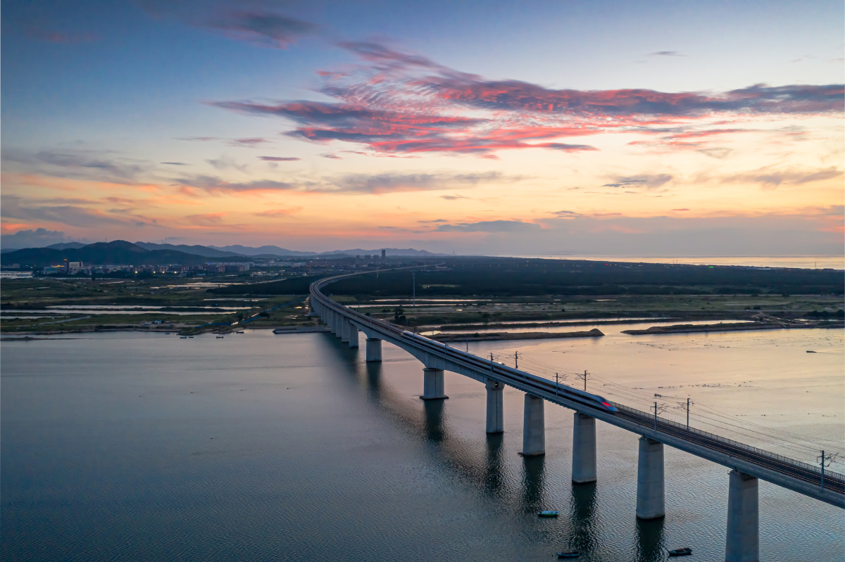 傍晚那一趟进城的动车#威海双岛湾