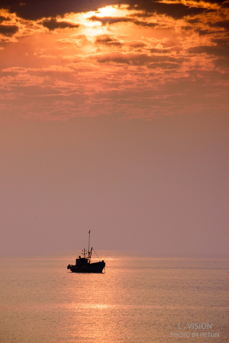 孤船远影迎朝霞