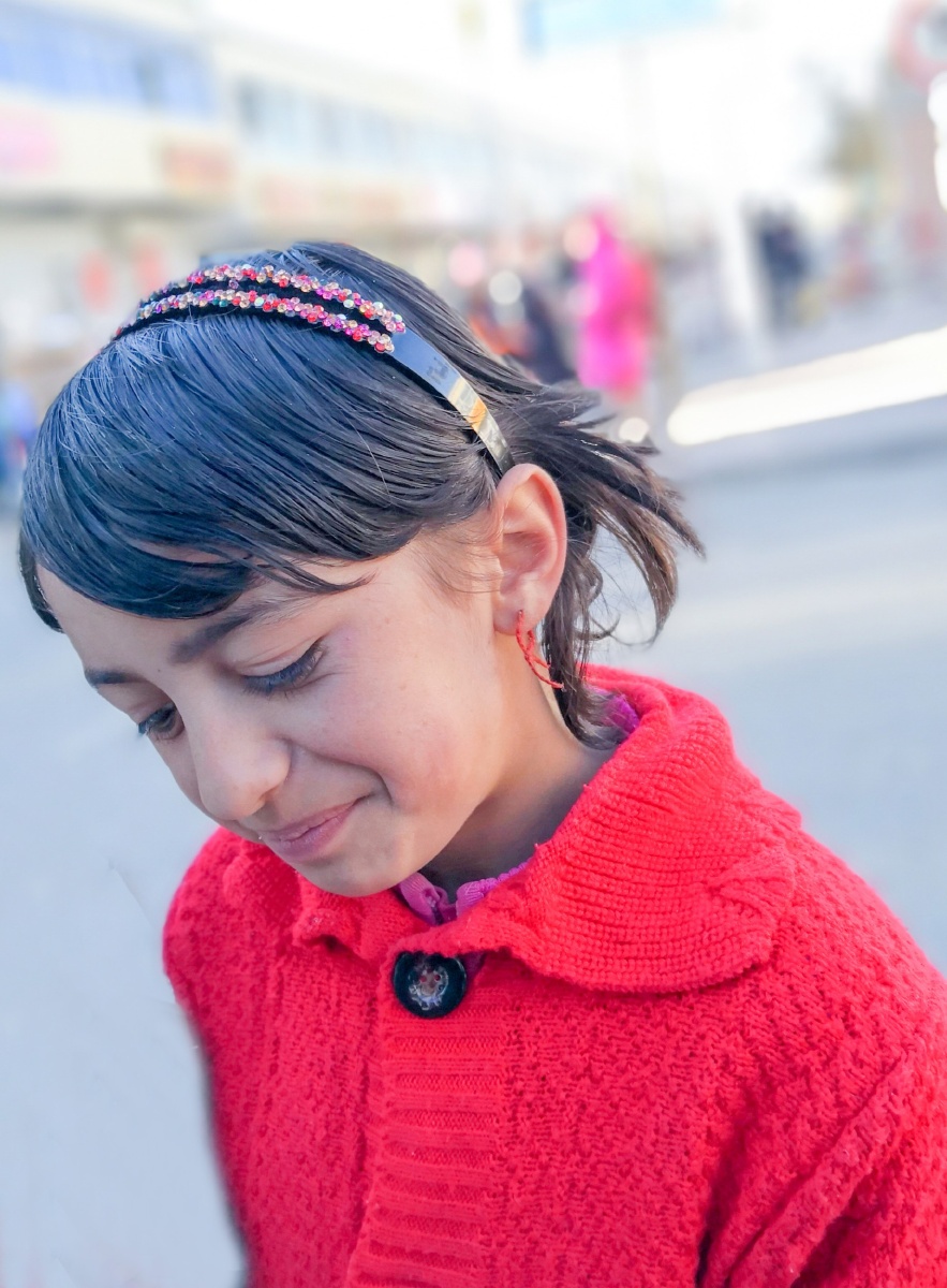 羞涩的塔吉克族小姑娘