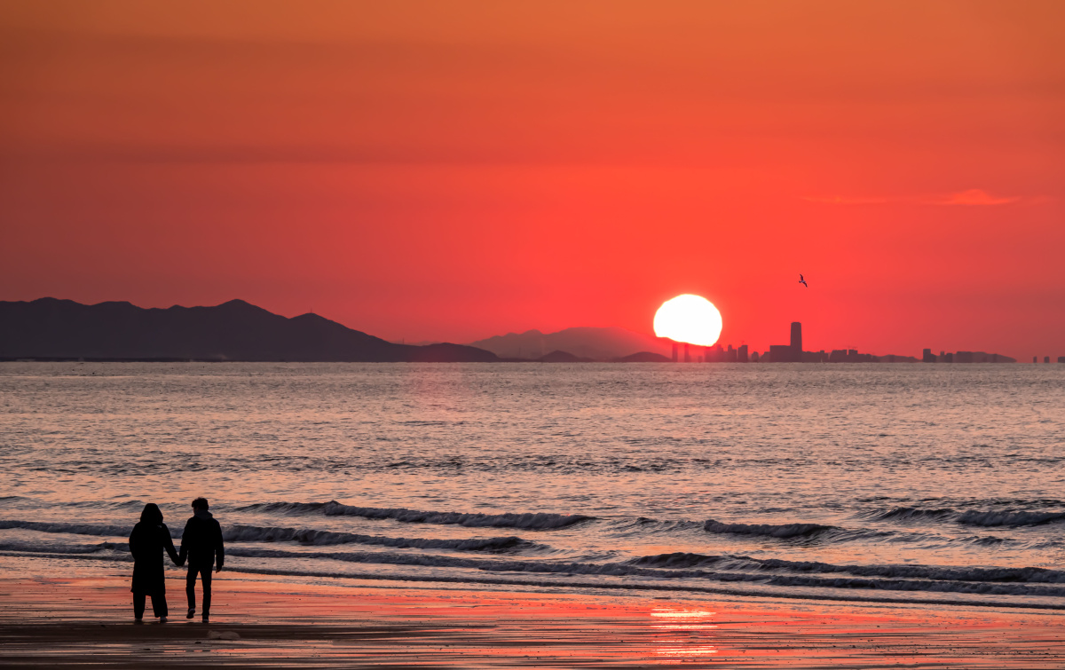 春寒料峭我们约好了去海边赏夕阳观海景