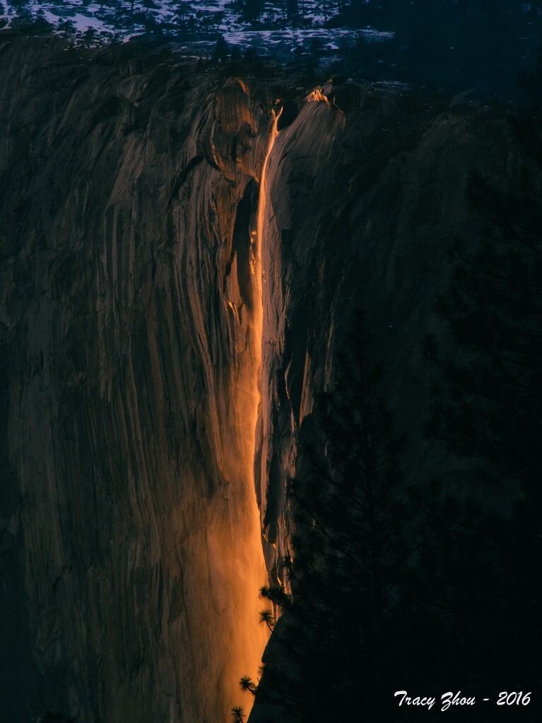 二月中下旬,Yosemite的El Capitan山在日落时慢慢被南面的山将太阳挡住,在太阳落下的时刻,仅有一条狭缝,阳光正好撒在一个小瀑布(Horsetail)上,金色的阳光照亮了瀑布后面的岩石,从东面看过去,岩石上的光束反射到瀑布上,瀑布就像着了火一样,这个小瀑布这时被人们称为火瀑布。<br />
小瀑布不是常年有水,水有多少,都与当年的降雪量有关。今年由于El Nino(厄尔尼诺),加州降雪量特别多。小瀑布水不少。