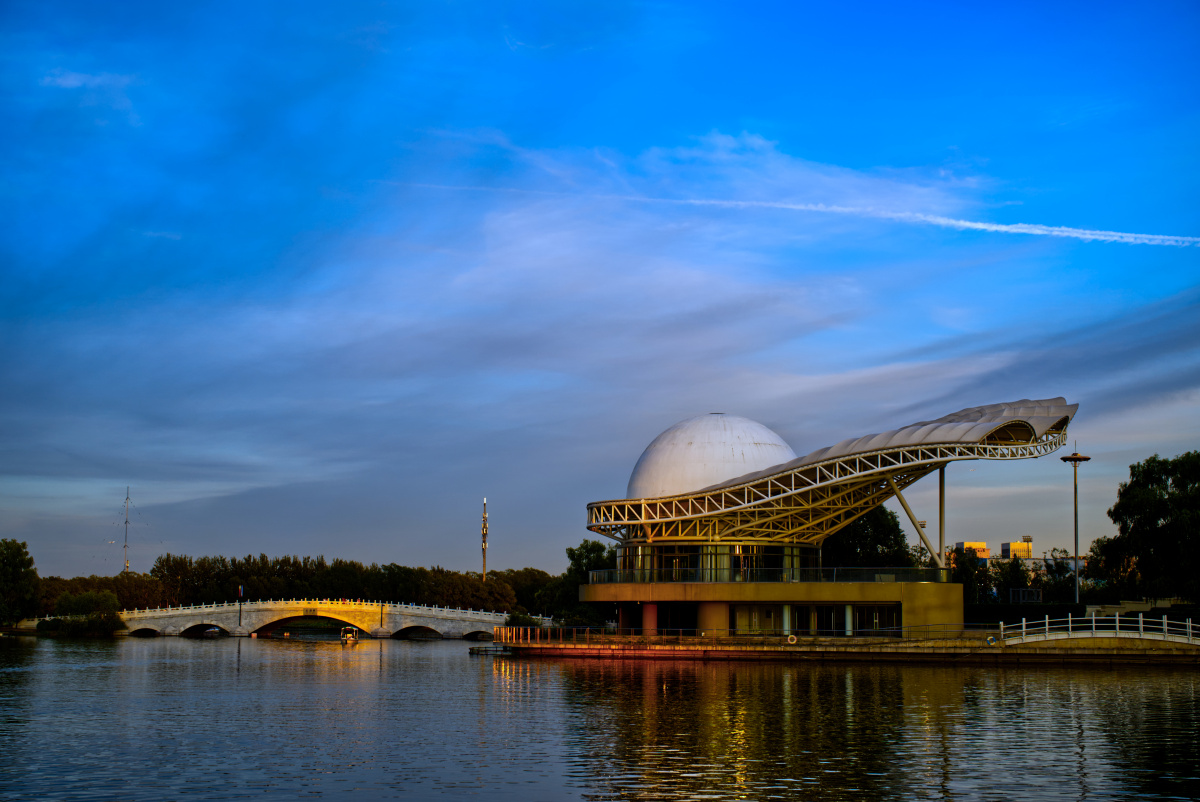 傍晚的蓝色港湾