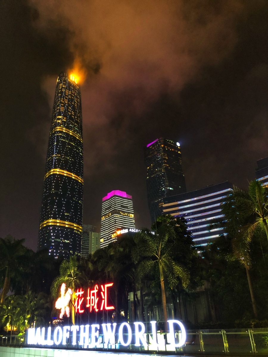 夜幕下的广州国际金融中心ifc泛黄的灯光天空中飘散的云朵像极了火焰
