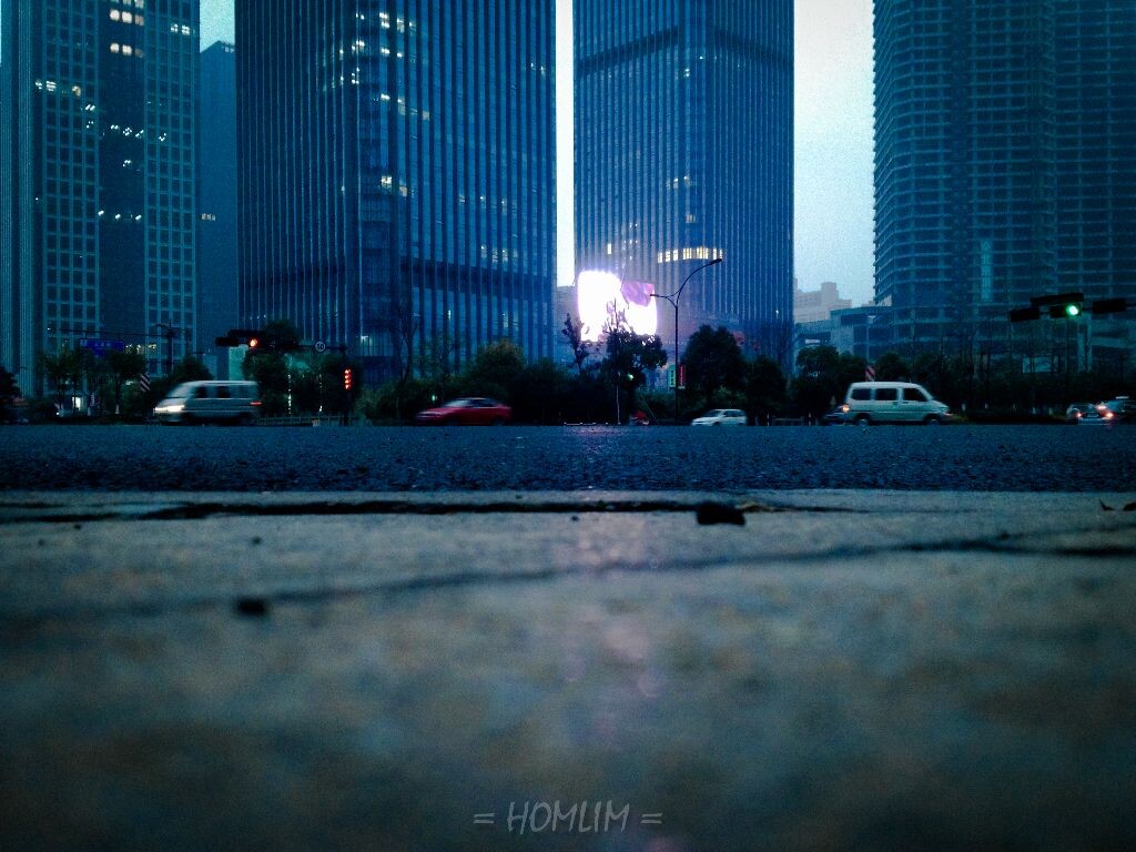 The CBD.<br />
傍晚的钱江新城,对面是哇偶商场.