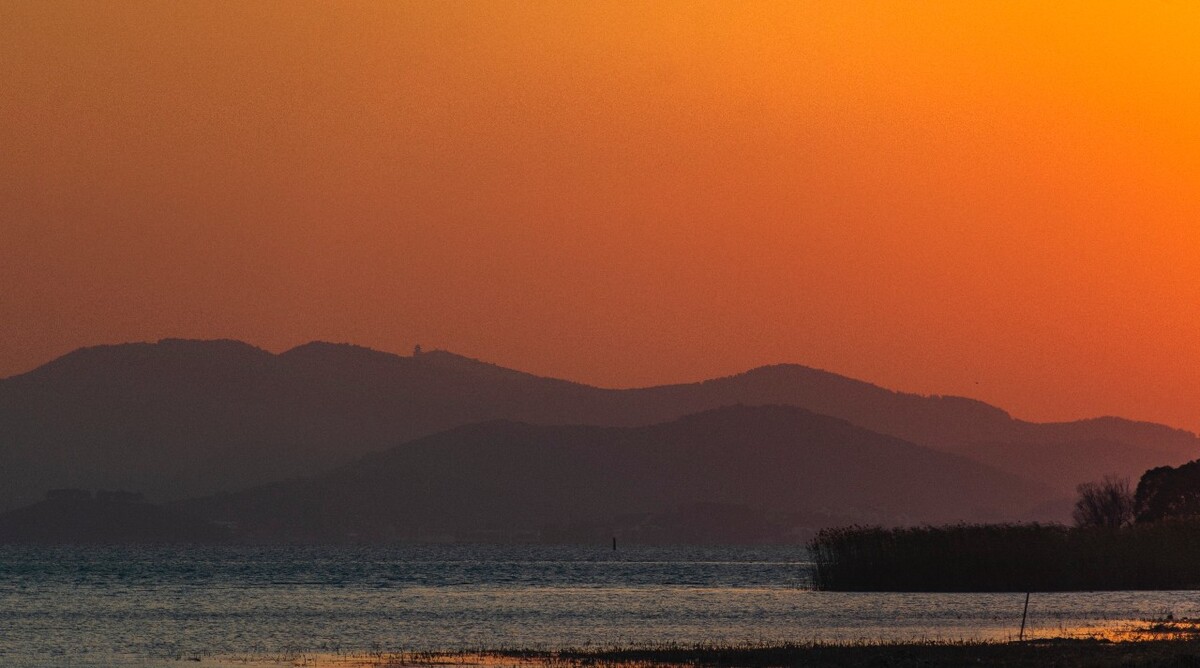 山峦夕阳