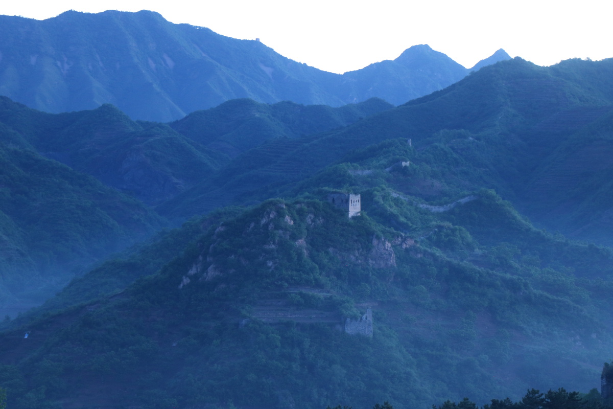 黎明的榆木岭长城