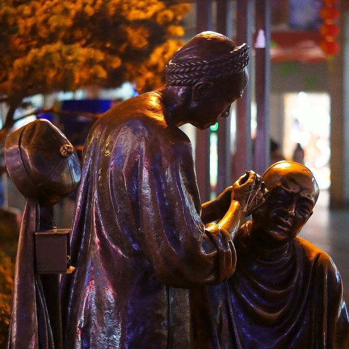 你听不到的喧嚣<br />
长沙繁华步行街街头雕塑