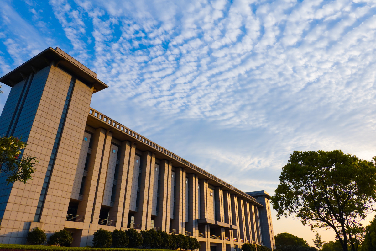 20200513东南大学九龙湖李文正图书馆背面夕阳蓝天
