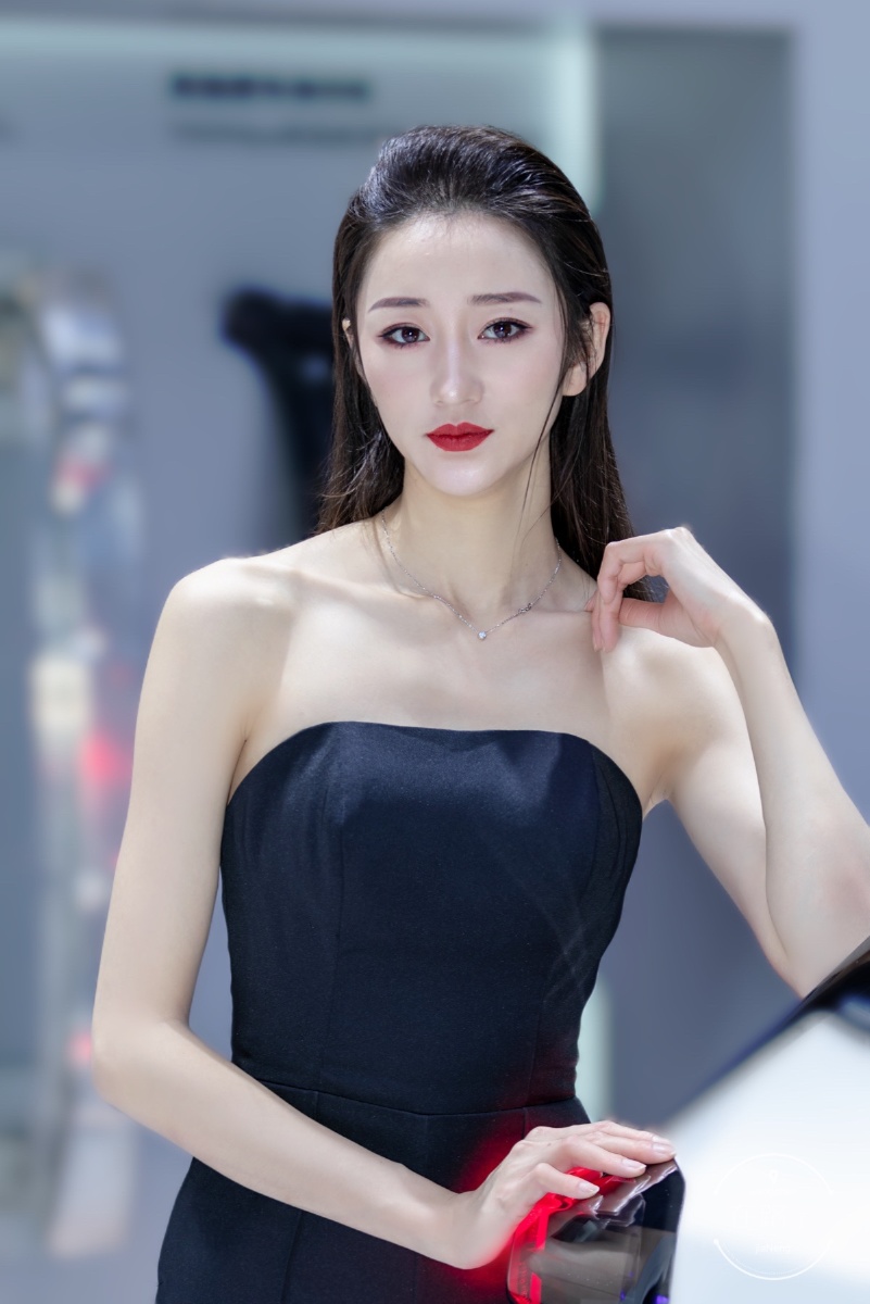 美丽端庄的美女