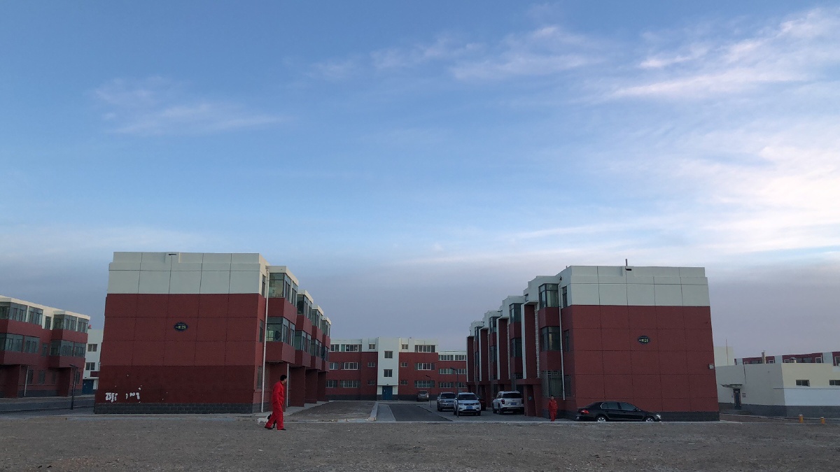 一路从敦煌到花土沟站在翡翠湖远眺昆仑山