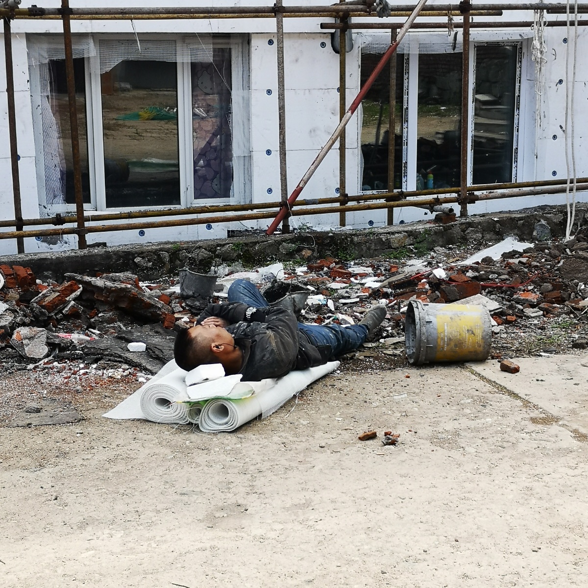 工地午休的工人们挣钱不容易啊太辛苦了