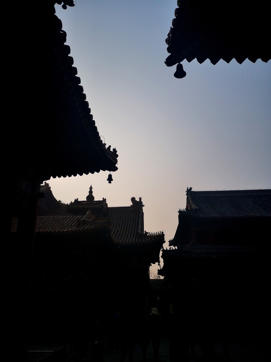 雍王府是藏传佛教里面供奉的都是喇嘛有一个弥勒佛里面都是烧香拜佛的