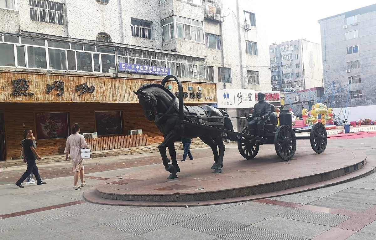 鹤岗新街基步行街上的马车这是原来鹤岗火车站广场上的俄罗斯老夫妇赶