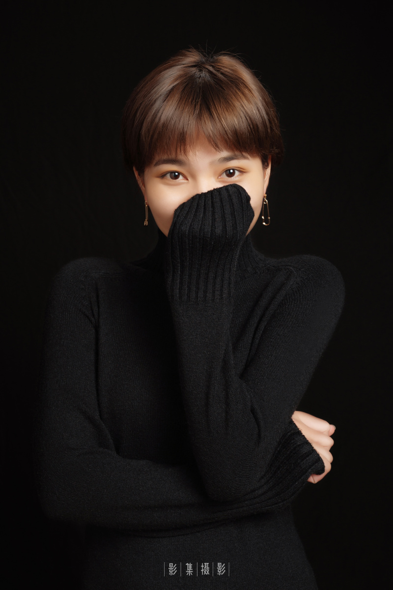 《黑色毛衣》女生形象照