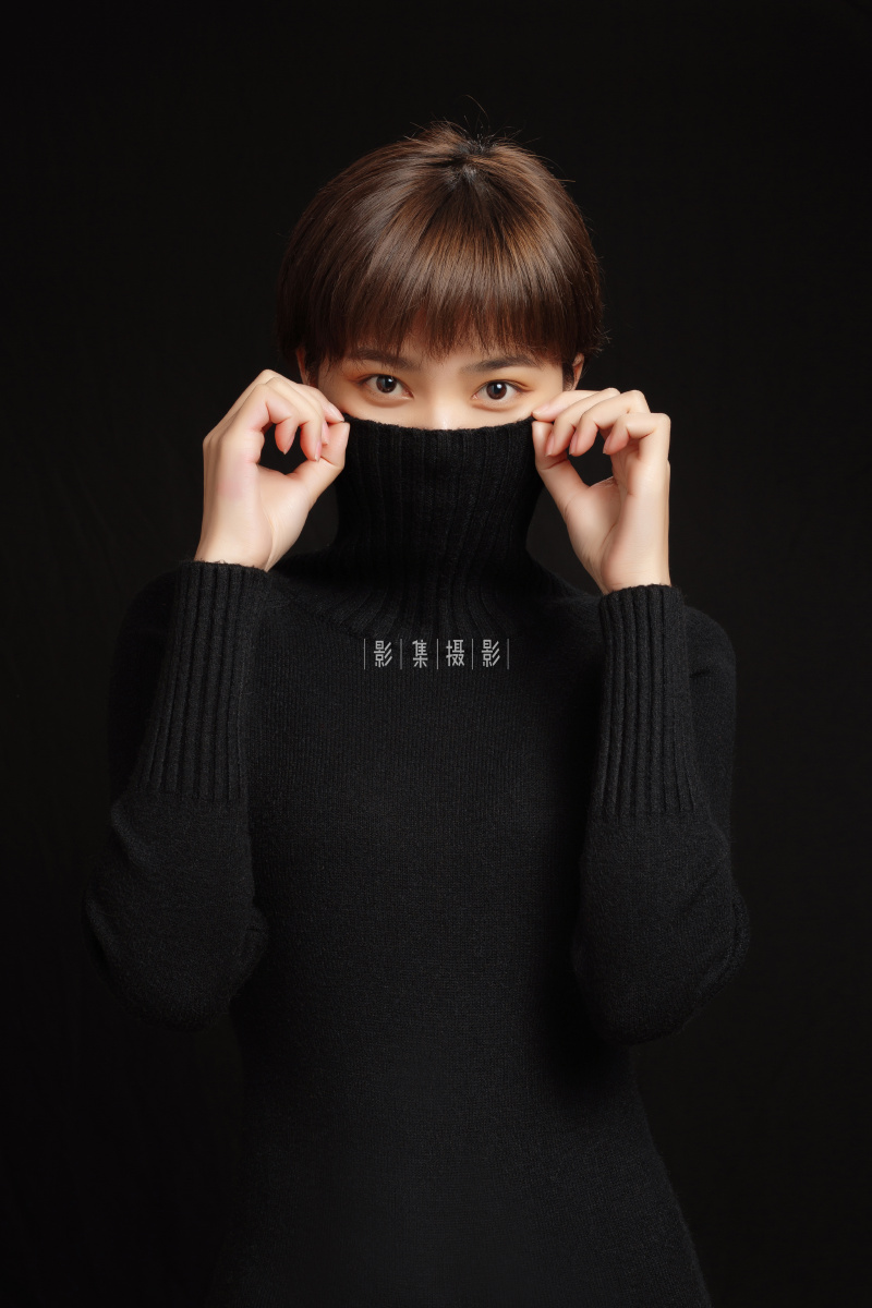 《黑色毛衣》女生形象照